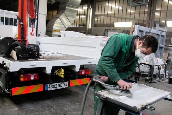 Bienvenue dans un univers de tôle, de soudure, et de peinture… Reportage industriel afin de pouvoir communiquer sur les diverses activités de cette carrosserie. De la création personnalisée au montage de poids lourds, tout y passe.
De la ferraille, des étincelles, une odeur de cuivre et de peinture…<br>Un univers masculin. Un accueil chaleureux. <br><br>Au fil des jours, ils ont complètement oublié ma présence… <br>Chouette.