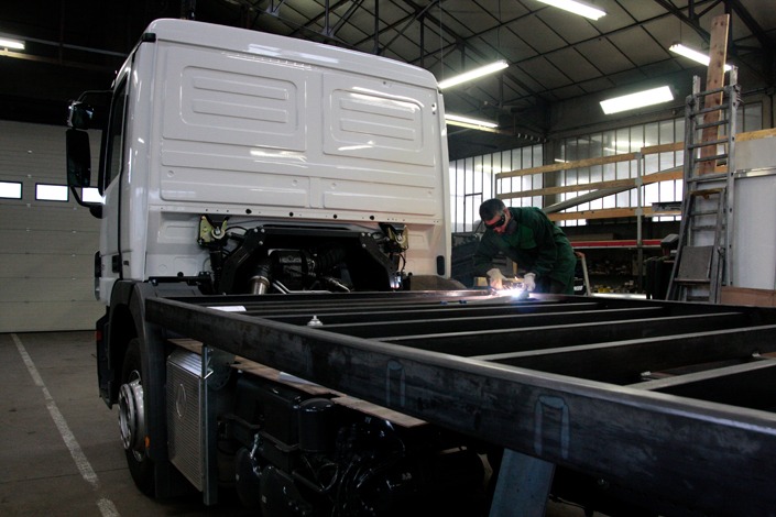 Bienvenue dans un univers de tôle, de soudure, et de peinture… Reportage industriel afin de pouvoir communiquer sur les diverses activités de cette carrosserie. De la création personnalisée au montage de poids lourds, tout y passe.
De la ferraille, des étincelles, une odeur de cuivre et de peinture…<br>Un univers masculin. Un accueil chaleureux. <br><br>Au fil des jours, ils ont complètement oublié ma présence… <br>Chouette.