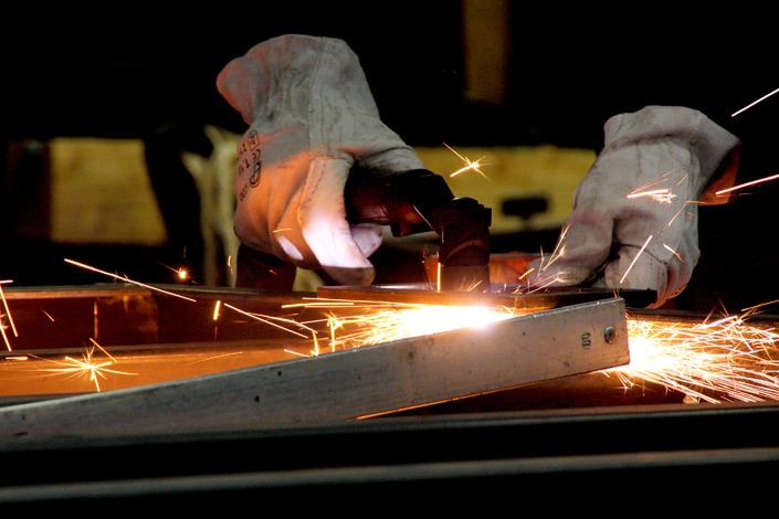 Bienvenue dans un univers de tôle, de soudure, et de peinture… Reportage industriel afin de pouvoir communiquer sur les diverses activités de cette carrosserie. De la création personnalisée au montage de poids lourds, tout y passe.
De la ferraille, des étincelles, une odeur de cuivre et de peinture…<br>Un univers masculin. Un accueil chaleureux. <br><br>Au fil des jours, ils ont complètement oublié ma présence… <br>Chouette.