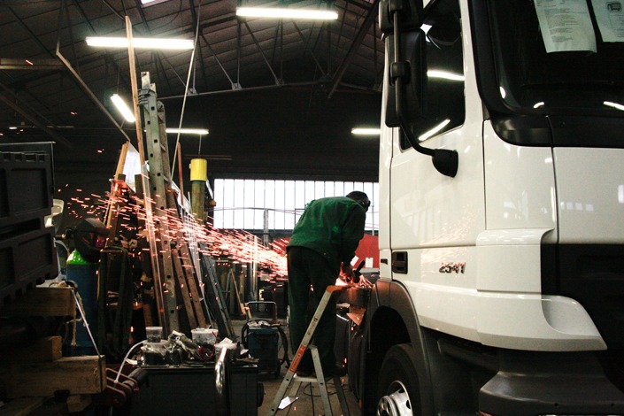 Bienvenue dans un univers de tôle, de soudure, et de peinture… Reportage industriel afin de pouvoir communiquer sur les diverses activités de cette carrosserie. De la création personnalisée au montage de poids lourds, tout y passe.
De la ferraille, des étincelles, une odeur de cuivre et de peinture…<br>Un univers masculin. Un accueil chaleureux. <br><br>Au fil des jours, ils ont complètement oublié ma présence… <br>Chouette.