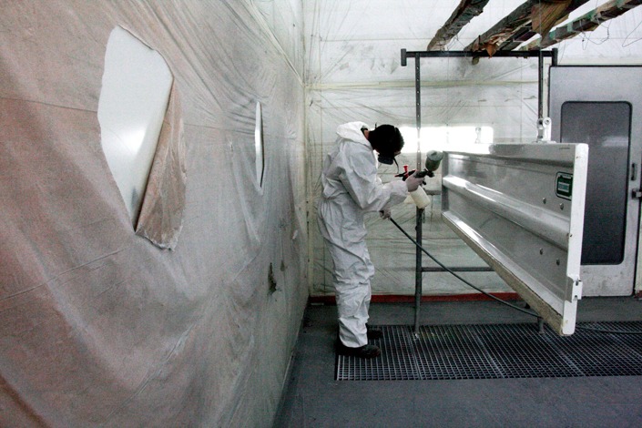 Bienvenue dans un univers de tôle, de soudure, et de peinture… Reportage industriel afin de pouvoir communiquer sur les diverses activités de cette carrosserie. De la création personnalisée au montage de poids lourds, tout y passe.
De la ferraille, des étincelles, une odeur de cuivre et de peinture…<br>Un univers masculin. Un accueil chaleureux. <br><br>Au fil des jours, ils ont complètement oublié ma présence… <br>Chouette.