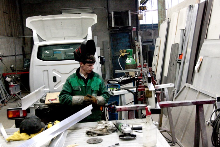 Bienvenue dans un univers de tôle, de soudure, et de peinture… Reportage industriel afin de pouvoir communiquer sur les diverses activités de cette carrosserie. De la création personnalisée au montage de poids lourds, tout y passe.
De la ferraille, des étincelles, une odeur de cuivre et de peinture…<br>Un univers masculin. Un accueil chaleureux. <br><br>Au fil des jours, ils ont complètement oublié ma présence… <br>Chouette.