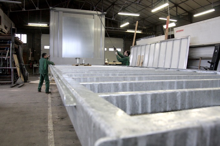 Bienvenue dans un univers de tôle, de soudure, et de peinture… Reportage industriel afin de pouvoir communiquer sur les diverses activités de cette carrosserie. De la création personnalisée au montage de poids lourds, tout y passe.
De la ferraille, des étincelles, une odeur de cuivre et de peinture…<br>Un univers masculin. Un accueil chaleureux. <br><br>Au fil des jours, ils ont complètement oublié ma présence… <br>Chouette.