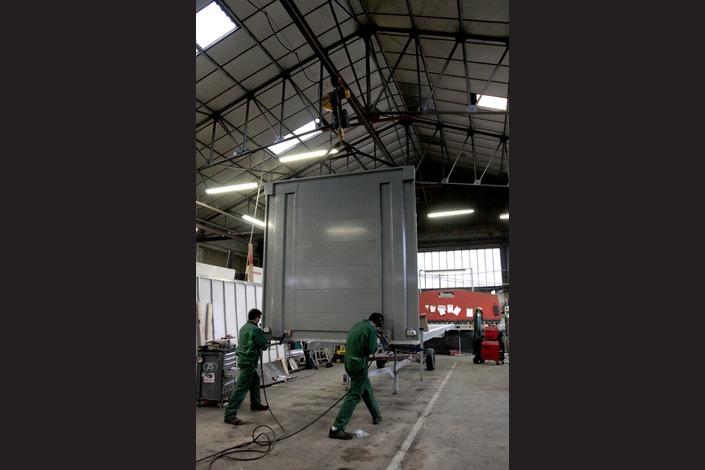 Bienvenue dans un univers de tôle, de soudure, et de peinture… Reportage industriel afin de pouvoir communiquer sur les diverses activités de cette carrosserie. De la création personnalisée au montage de poids lourds, tout y passe.
De la ferraille, des étincelles, une odeur de cuivre et de peinture…<br>Un univers masculin. Un accueil chaleureux. <br><br>Au fil des jours, ils ont complètement oublié ma présence… <br>Chouette.