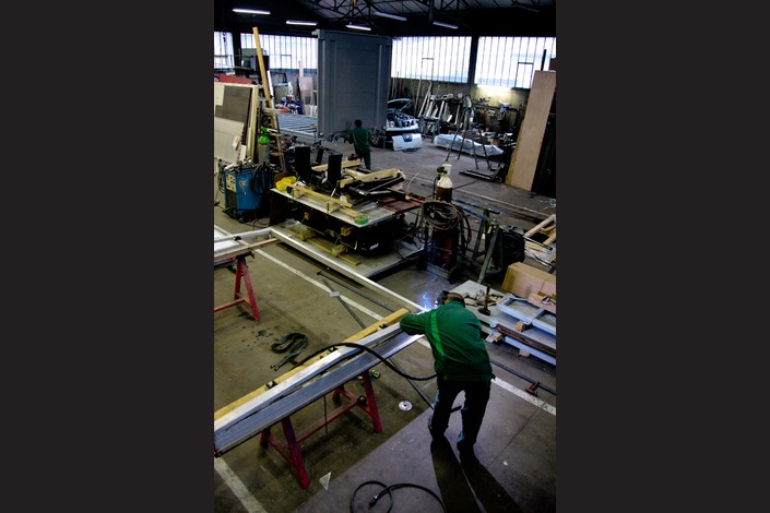 Bienvenue dans un univers de tôle, de soudure, et de peinture… Reportage industriel afin de pouvoir communiquer sur les diverses activités de cette carrosserie. De la création personnalisée au montage de poids lourds, tout y passe.
De la ferraille, des étincelles, une odeur de cuivre et de peinture…<br>Un univers masculin. Un accueil chaleureux. <br><br>Au fil des jours, ils ont complètement oublié ma présence… <br>Chouette.