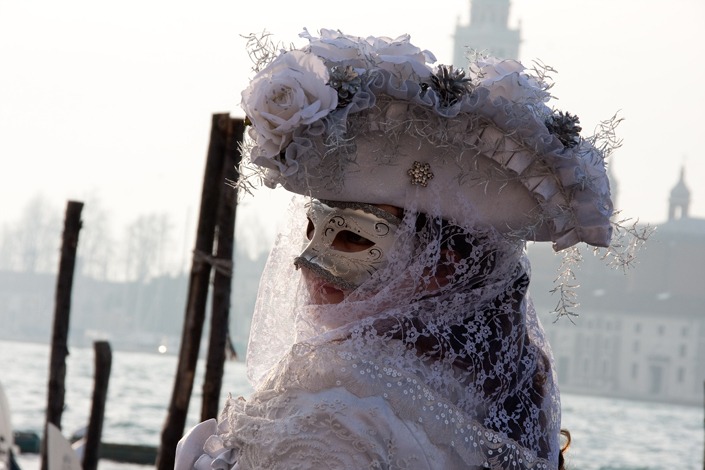 Petit reporting au Carnaval de Venise… <br>Les masques tournoient, il fait froid et très humide mais la foule réchauffe et me noie. <br><br>Une ambiance particulière, un silence qui dérange autant qu’il apaise lors des matins de brumes… il n’y a aucun bruit de moteur ici.. simplement les gondoles qui glissent entre les canaux… <br><br>Les vaporetto, les cafés succulents, le pasta, il frizzante ! <br>J’y reviendrais, c’est sûr… mais juste pour le plaisir cette fois-ci.<br>