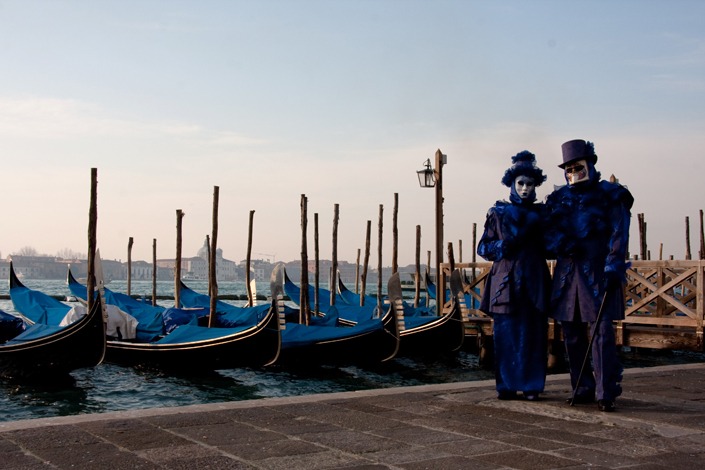 Petit reporting au Carnaval de Venise… <br>Les masques tournoient, il fait froid et très humide mais la foule réchauffe et me noie. <br><br>Une ambiance particulière, un silence qui dérange autant qu’il apaise lors des matins de brumes… il n’y a aucun bruit de moteur ici.. simplement les gondoles qui glissent entre les canaux… <br><br>Les vaporetto, les cafés succulents, le pasta, il frizzante ! <br>J’y reviendrais, c’est sûr… mais juste pour le plaisir cette fois-ci.<br>