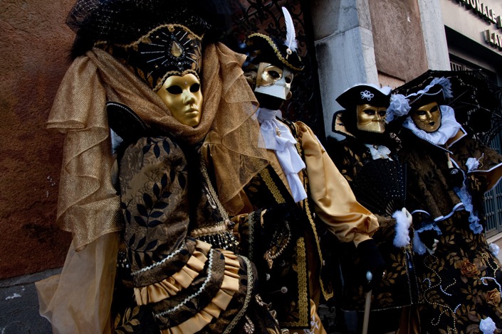 Petit reporting au Carnaval de Venise… <br>Les masques tournoient, il fait froid et très humide mais la foule réchauffe et me noie. <br><br>Une ambiance particulière, un silence qui dérange autant qu’il apaise lors des matins de brumes… il n’y a aucun bruit de moteur ici.. simplement les gondoles qui glissent entre les canaux… <br><br>Les vaporetto, les cafés succulents, le pasta, il frizzante ! <br>J’y reviendrais, c’est sûr… mais juste pour le plaisir cette fois-ci.<br>