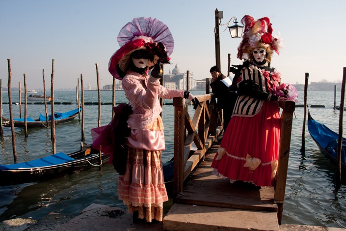 Petit reporting au Carnaval de Venise… <br>Les masques tournoient, il fait froid et très humide mais la foule réchauffe et me noie. <br><br>Une ambiance particulière, un silence qui dérange autant qu’il apaise lors des matins de brumes… il n’y a aucun bruit de moteur ici.. simplement les gondoles qui glissent entre les canaux… <br><br>Les vaporetto, les cafés succulents, le pasta, il frizzante ! <br>J’y reviendrais, c’est sûr… mais juste pour le plaisir cette fois-ci.<br>