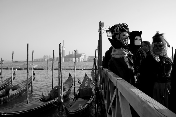 Petit reporting au Carnaval de Venise… <br>Les masques tournoient, il fait froid et très humide mais la foule réchauffe et me noie. <br><br>Une ambiance particulière, un silence qui dérange autant qu’il apaise lors des matins de brumes… il n’y a aucun bruit de moteur ici.. simplement les gondoles qui glissent entre les canaux… <br><br>Les vaporetto, les cafés succulents, le pasta, il frizzante ! <br>J’y reviendrais, c’est sûr… mais juste pour le plaisir cette fois-ci.<br>