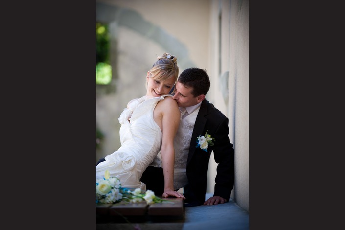 Voilà des années que le mariage rythme ma pratique photographique. <br>Chacun est unique, inoubliable. Des sourires, des larmes, de la joie et tellement d’Amour. <br><br>
C’est un moment privilégié que d’être photographe de mariage. L’intime se dévoile sous nos yeux. Une complicité étrangère et connue à la fois… un partage tellement fort. <br><br>Et la photographie qui restera la mémoire de ce jour unique.