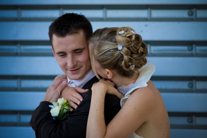 Voilà des années que le mariage rythme ma pratique photographique. <br>Chacun est unique, inoubliable. Des sourires, des larmes, de la joie et tellement d’Amour. <br><br>
C’est un moment privilégié que d’être photographe de mariage. L’intime se dévoile sous nos yeux. Une complicité étrangère et connue à la fois… un partage tellement fort. <br><br>Et la photographie qui restera la mémoire de ce jour unique.