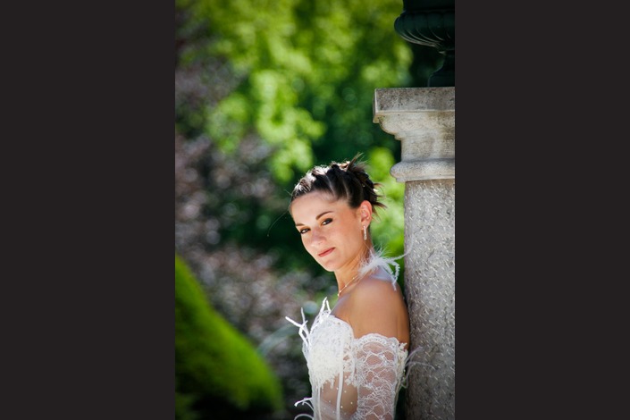 Voilà des années que le mariage rythme ma pratique photographique. <br>Chacun est unique, inoubliable. Des sourires, des larmes, de la joie et tellement d’Amour. <br><br>
C’est un moment privilégié que d’être photographe de mariage. L’intime se dévoile sous nos yeux. Une complicité étrangère et connue à la fois… un partage tellement fort. <br><br>Et la photographie qui restera la mémoire de ce jour unique.