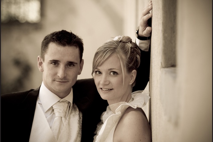 Voilà des années que le mariage rythme ma pratique photographique. <br>Chacun est unique, inoubliable. Des sourires, des larmes, de la joie et tellement d’Amour. <br><br>
C’est un moment privilégié que d’être photographe de mariage. L’intime se dévoile sous nos yeux. Une complicité étrangère et connue à la fois… un partage tellement fort. <br><br>Et la photographie qui restera la mémoire de ce jour unique.