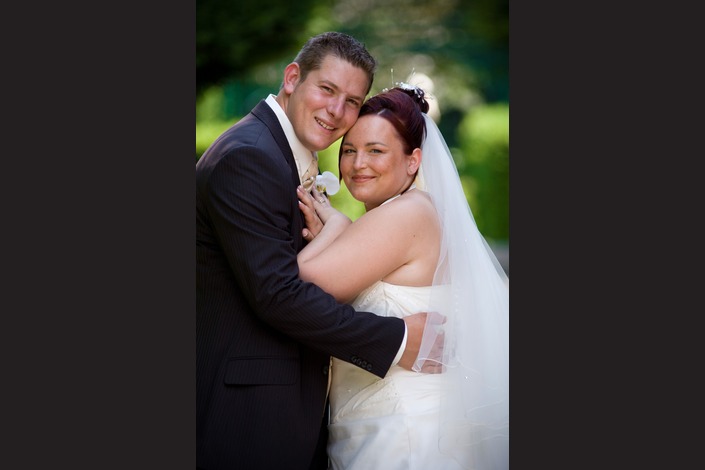 Voilà des années que le mariage rythme ma pratique photographique. <br>Chacun est unique, inoubliable. Des sourires, des larmes, de la joie et tellement d’Amour. <br><br>
C’est un moment privilégié que d’être photographe de mariage. L’intime se dévoile sous nos yeux. Une complicité étrangère et connue à la fois… un partage tellement fort. <br><br>Et la photographie qui restera la mémoire de ce jour unique.