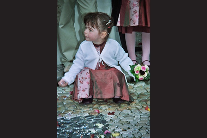 Voilà des années que le mariage rythme ma pratique photographique. <br>Chacun est unique, inoubliable. Des sourires, des larmes, de la joie et tellement d’Amour. <br><br>
C’est un moment privilégié que d’être photographe de mariage. L’intime se dévoile sous nos yeux. Une complicité étrangère et connue à la fois… un partage tellement fort. <br><br>Et la photographie qui restera la mémoire de ce jour unique.