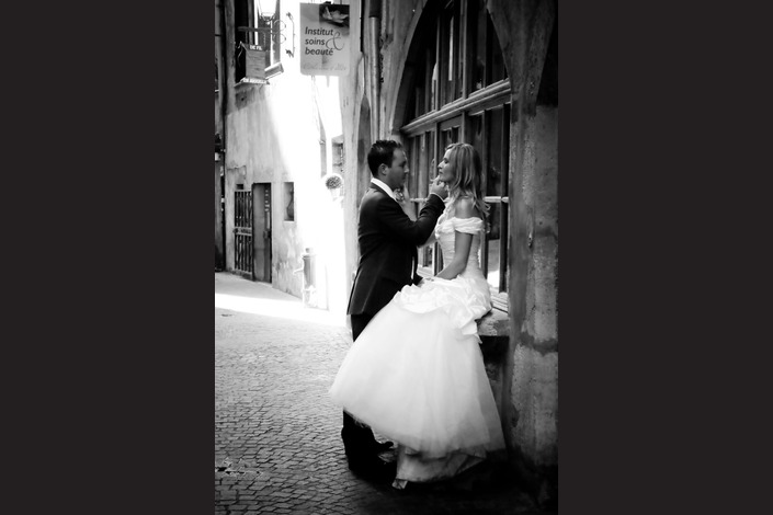 Voilà des années que le mariage rythme ma pratique photographique. <br>Chacun est unique, inoubliable. Des sourires, des larmes, de la joie et tellement d’Amour. <br><br>
C’est un moment privilégié que d’être photographe de mariage. L’intime se dévoile sous nos yeux. Une complicité étrangère et connue à la fois… un partage tellement fort. <br><br>Et la photographie qui restera la mémoire de ce jour unique.