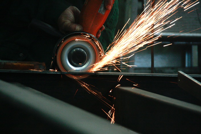 Bienvenue dans un univers de tôle, de soudure, et de peinture… Reportage industriel afin de pouvoir communiquer sur les diverses activités de cette carrosserie. De la création personnalisée au montage de poids lourds, tout y passe.
De la ferraille, des étincelles, une odeur de cuivre et de peinture…<br>Un univers masculin. Un accueil chaleureux. <br><br>Au fil des jours, ils ont complètement oublié ma présence… <br>Chouette.